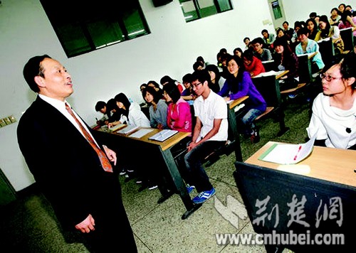 武汉华师性学专家请日本女优红音萤上课（图）