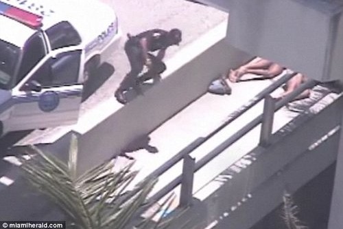 恐怖裸体食脸男啃食人脸 真人版丧尸来袭