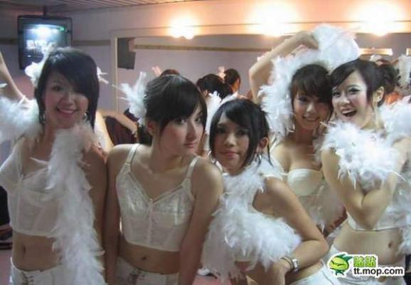 演出后台束胸美女 太放纵了吧！