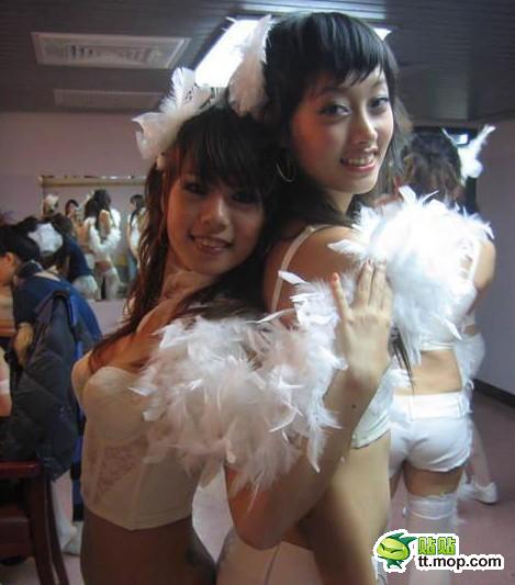 演出后台束胸美女 太放纵了吧！