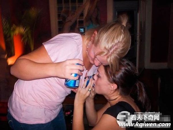 国外女孩喝酒的疯狂招数