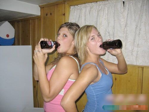 疯癫的酒醉女人袒胸露乳斗艳图集(组图)