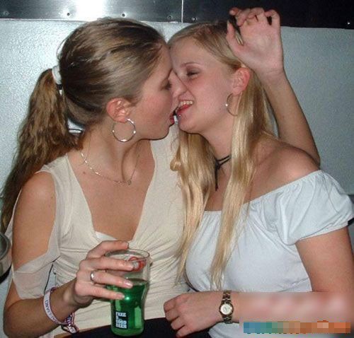 疯癫的酒醉女人袒胸露乳斗艳图集(组图)